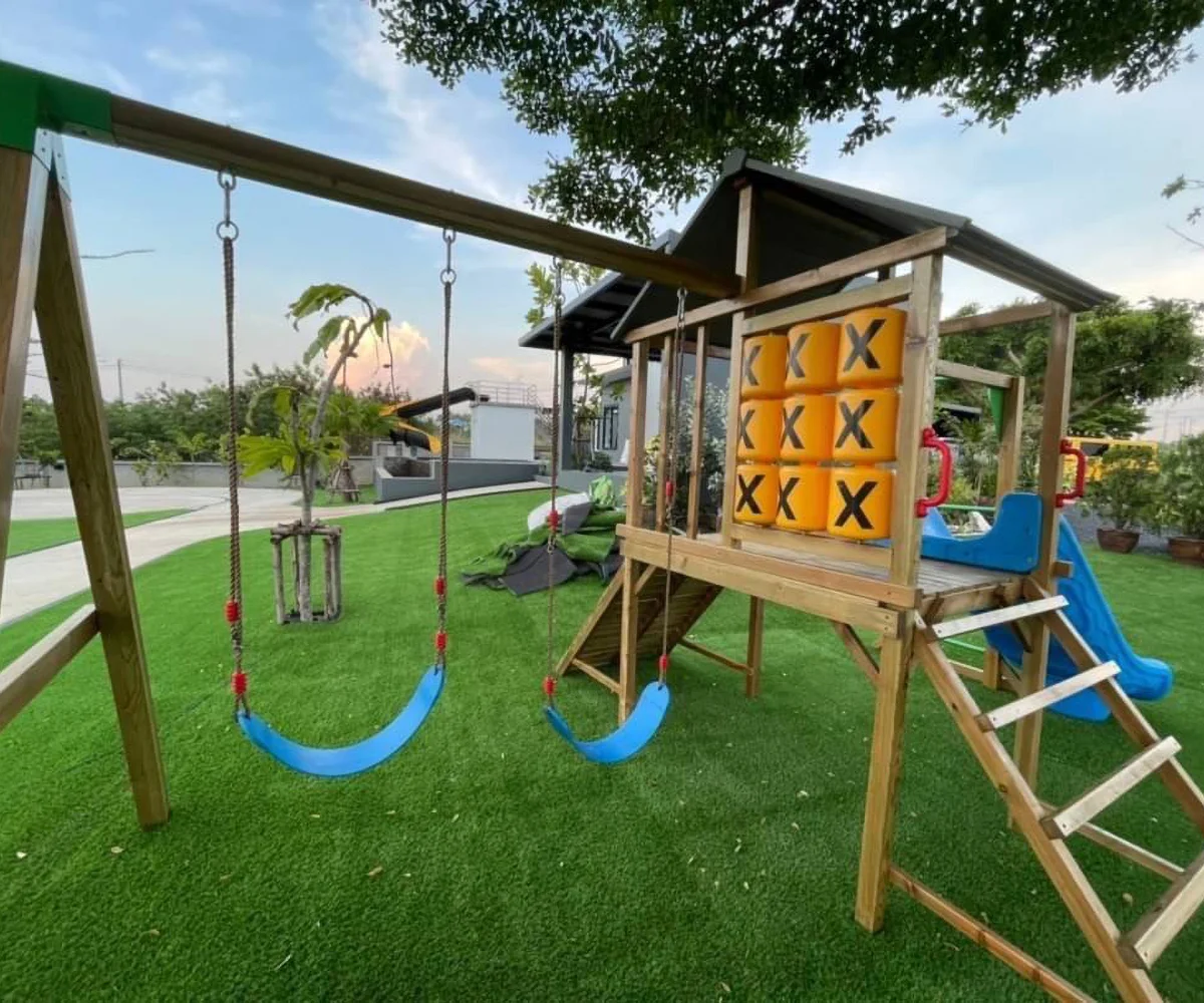 ทำไมสนามเด็กเล่นถึงนิยมใช้หญ้าเทียม ความปลอดภัยคือหัวใจสำคัญ