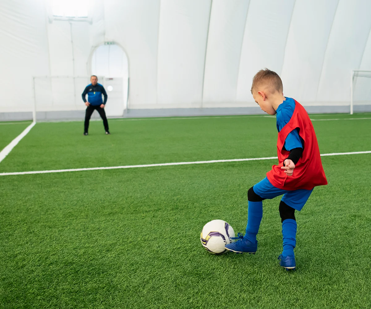 ทำธุรกิจสนามฟุตบอลควรเลือกหญ้าเทียมแบบไหนให้คุ้มค่า?