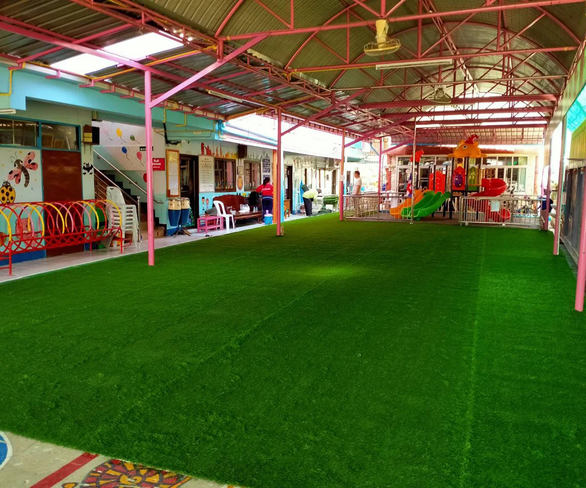 หญ้าเทียมในโรงเรียนและศูนย์เด็กเล็ก – ลดการล้มกระแทกและเพิ่มความปลอดภัย