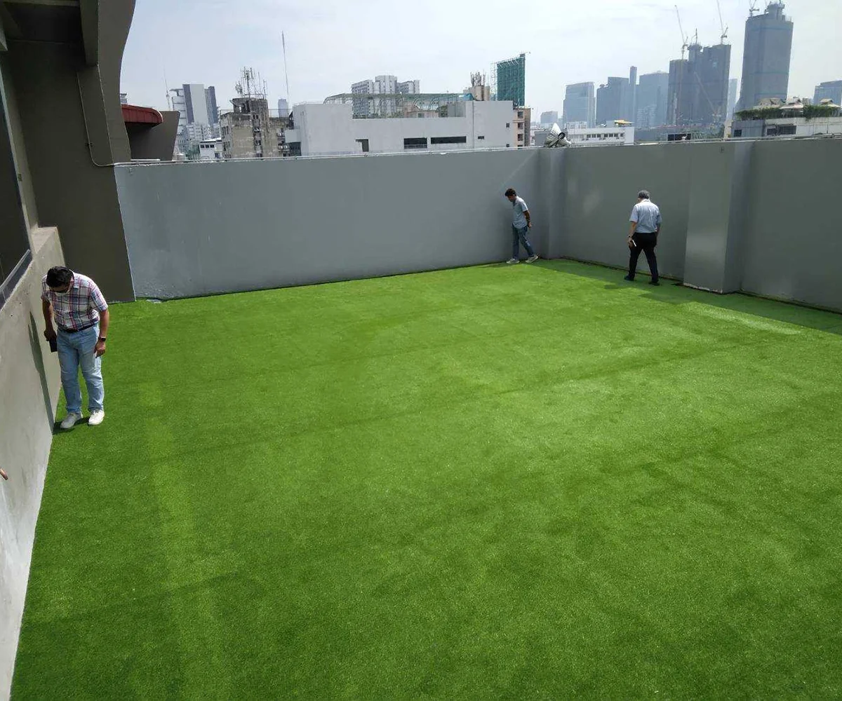 หญ้าเทียมกับพื้นที่ดาดฟ้าและระเบียงคอนโด ทางเลือกของคนเมือง