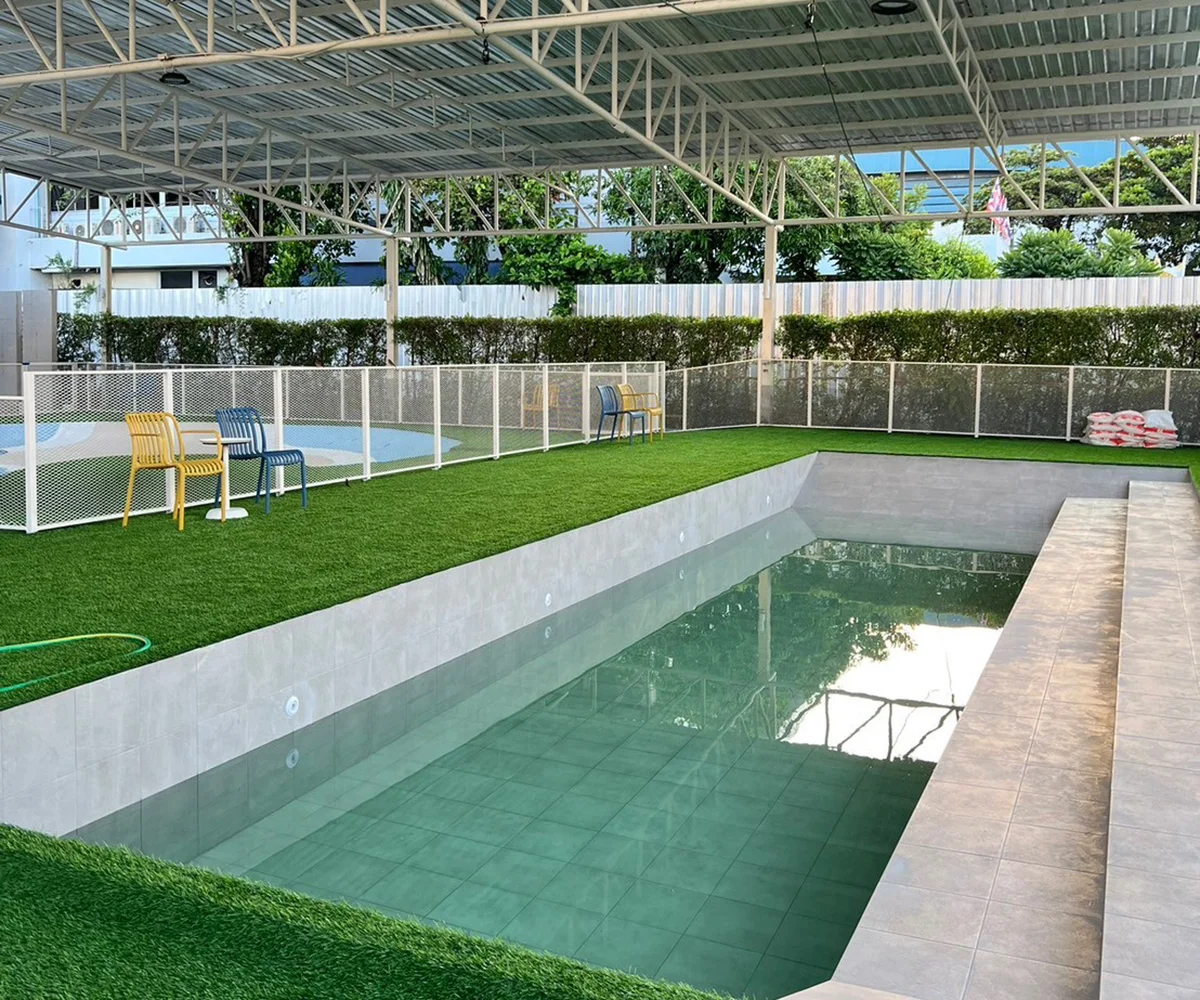 หญ้าเทียมกับพื้นที่ริมสระว่ายน้ำ สวย ปลอดภัย และไม่ลื่น