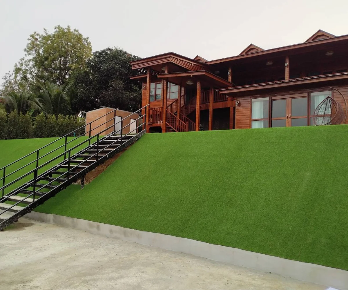 หญ้าเทียมกับพื้นที่ลาดเอียง แก้ปัญหาดินพังและหญ้าแหว่ง