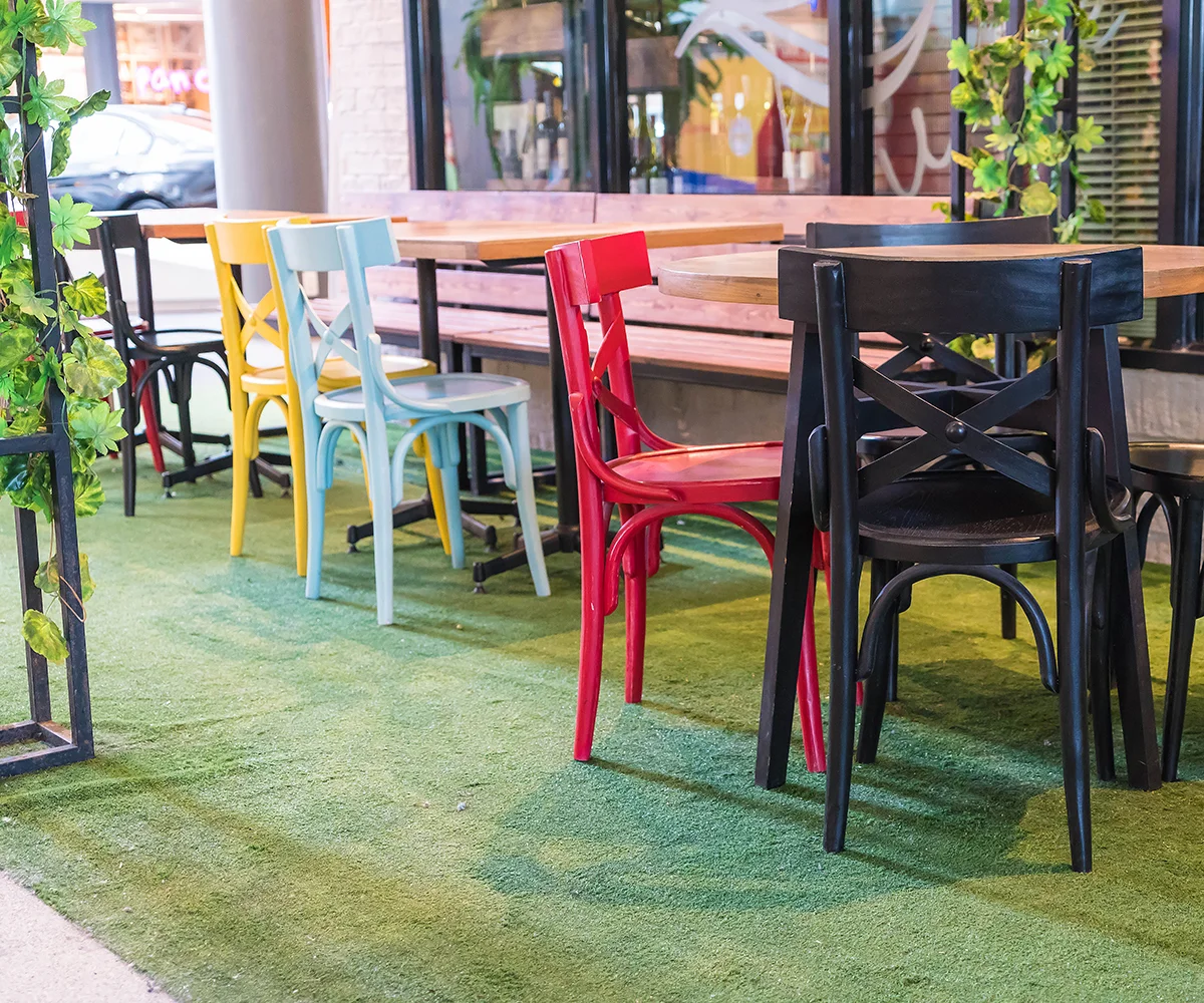 ทำไมธุรกิจคาเฟ่ถึงนิยมใช้หญ้าเทียมในการตกแต่งร้าน