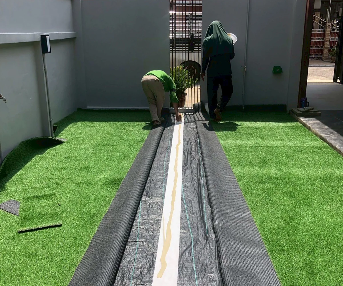 ติดตั้งหญ้าเทียมอย่างมืออาชีพ ทำเองได้ไหม? หรือควรจ้างช่าง